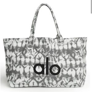Alo Yoga shoppers tote bag
